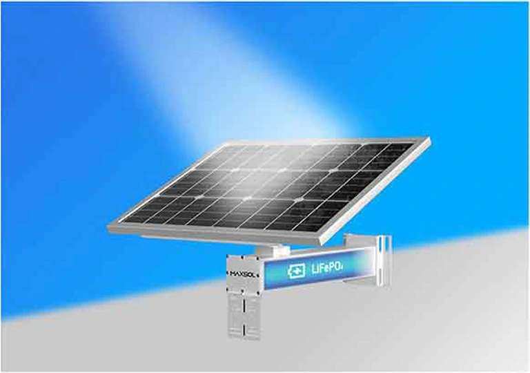 Panneau solaire et système LiFePO4 en plein jour