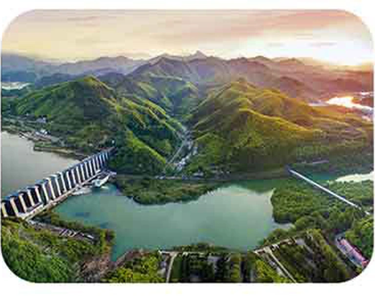 Système solaire près d’un réservoir
